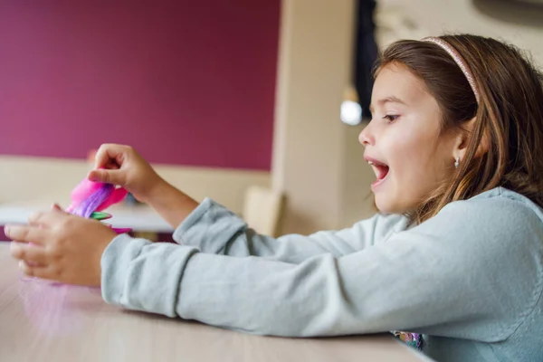 Liten Flicka Ung Kaukasiska Barn Leka Med Sin Leksak När — Stockfoto