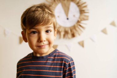 Evinin önündeki küçük beyaz çocuğun portresi Kopya Alanı