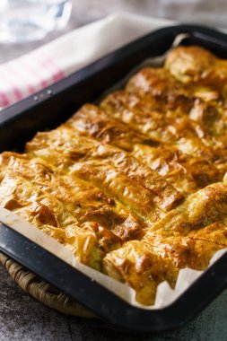 Masadaki güveçte taze ev yapımı peynirli turtaya yaklaş.