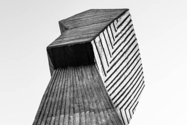 Ağustos 2020 - Bubanj Nis, Sırbistan: Sosyalist Brutalizm Modernizm, faşizme karşı direnişçilerin siyah-beyaz faşizme karşı direnişinin sembolü olan yumruk şeklinde komünist dev beton anıtı terk etti