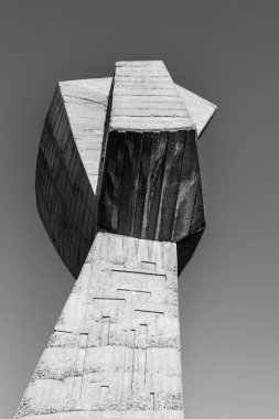 Ağustos 2020 - Bubanj Nis, Sırbistan: Sosyalist Brutalizm Modernizm, faşizme karşı direnişçilerin siyah-beyaz faşizme karşı direnişinin sembolü olan yumruk şeklinde komünist dev beton anıtı terk etti