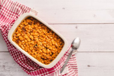 Sırbistan-Karadağ Bosna-Hersek-Macaristan Macaristan mutfağı Slovanyası Bulgar mutfağının üst bakış açısını kopyalayarak seramik kasedeki geleneksel ev yapımı vejetaryen ve vejetaryen yemekleri masaya koydu.