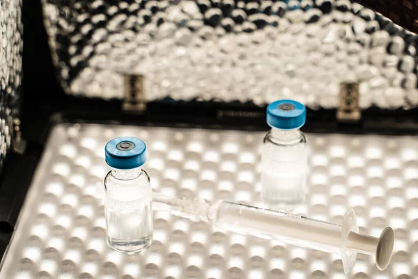 Gros Plan Sur Seringue Avec Aiguille Injection Vaccin Sur Réfrigérateur — Photo