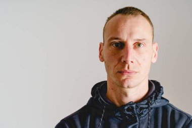 Kameraya bakan beyaz bir adamın portresi.