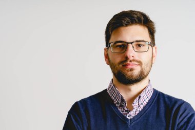 Kameraya bakan beyaz bir adamın portresi.