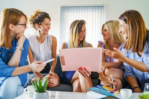 Gruppo Donne Solo Colleghe Amiche Che Lavorano Insieme Progetto Sedute — Foto Stock