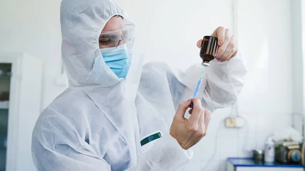 Vista Lateral Del Hombre Caucásico Médico Hospital Preparando Dosis Jeringa —  Fotos de Stock
