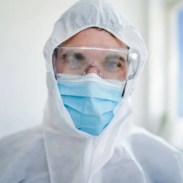 科维德19大流行期间身穿防护服眼镜和外科口罩的年轻男性医生医生的前景画像 安全保护辅助医务人员 医疗保健概念 — 图库照片