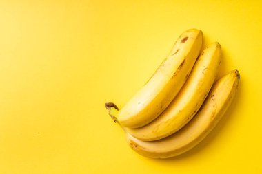 Moda sarı arka planda taze taze organik muzlar ve fotokopi alanı