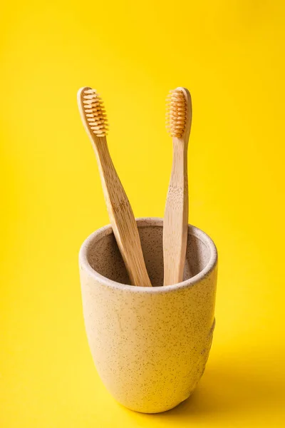 Coppa Con Due Spazzolini Denti Organici Bambù Igiene Dentale Fondo — Foto Stock
