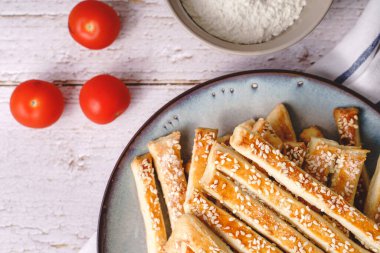Tuzlu susamlı ekmek geleneksel ev yapımı atıştırmalıkları masaya yapıştırır - üst görünüm sağlıklı vegan ya da vejetaryen gıda kavramını fotokopi alanı ile kapatın