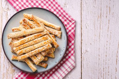 Tuzlu susamlı ekmek geleneksel ev yapımı atıştırmalıkları masaya yapıştırır - üst görünüm sağlıklı vegan ya da vejetaryen gıda kavramını fotokopi alanı ile kapatın