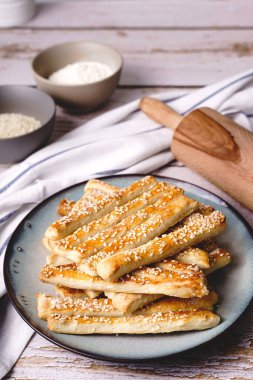 Tuzlu susamlı ekmek geleneksel ev yapımı atıştırmalıkları masaya yapıştırır - sağlıklı vejetaryen ya da vejetaryen gıda kavramını kapatın