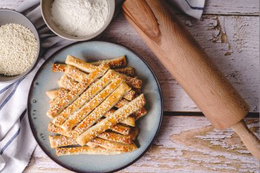 Tuzlu susamlı ekmek, geleneksel ev yapımı abur cuburları masaya yapıştırır. Üst tarafı kapatın. Sağlıklı vejetaryen ya da vejetaryen gıda kavramını kopyalayın.