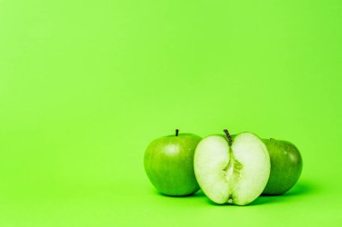 Arkaplanda izole edilmiş yeşil elmalar organik sağlıklı meyve soyut - kopyalama alanı