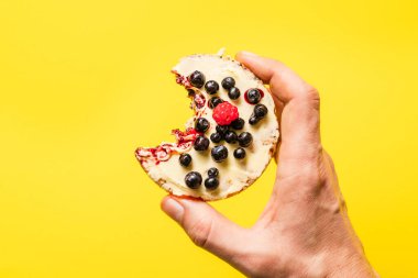 Sarı arka planda taze meyve böğürtlenli gevrek pirinç keki. Sağlıklı organik vejetaryen ya da vegan kahvaltısı glütensiz fotokopi alanı.