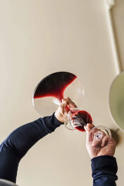 Close Sulle Mani Uomo Caucasico Sconosciuto Versando Vino Rosso Dalla — Foto Stock