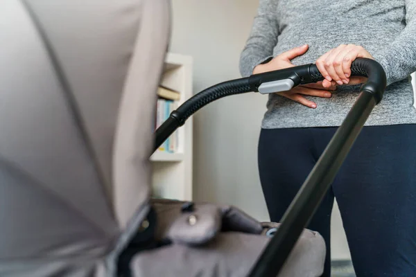 Acercamiento Sección Media Una Mujer Embarazada Caucásica Desconocida Sosteniendo Vientre — Foto de Stock