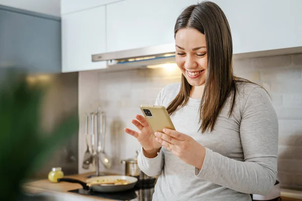 Portrait Young Adult Caucasian Woman Kitchen Using Mobile Phone Browsing — Stock Photo, Image