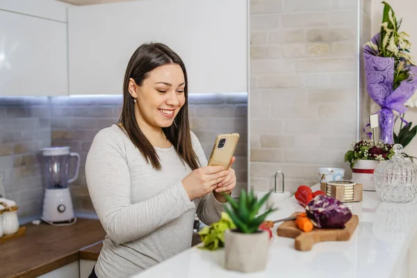 Femme Caucasienne Utilisant Téléphone Portable Maison Dans Cuisine Prendre Des — Photo