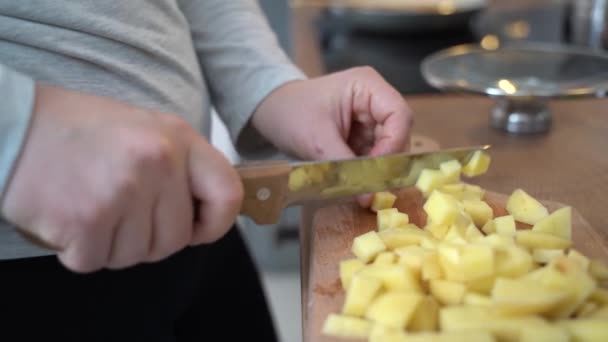 Zijaanzicht Handen Van Onbekende Vrouw Met Mes Aan Boord Keuken — Stockvideo