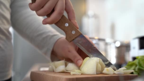 Zijaanzicht Handen Van Onbekende Vrouw Met Mes Aan Boord Keuken — Stockvideo