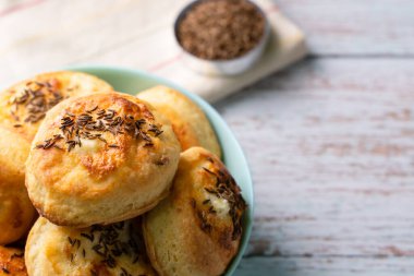 Cheese Bannocks 'u kırsal ahşap masa fotokopisinde tabakta kapat
