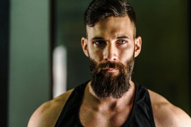 Siyah kapüşonlu siyah saçlı, sakallı, koyu renk saçlı, kendine güvenen modern erkek dramatik portresi ve fotokopi alanı.