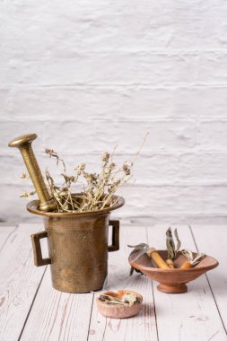 Zihin ve ruh için çeşitli otlar üzerinde ön görüş homeopati alternatif tıp ahşap masa üzerinde kopyalama alanı ile