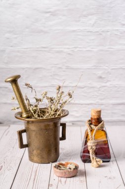 Çeşitli otlar ve zihin ve ruh için gerekli yağ üzerinde ön görüş homeopati alternatif tıp ahşap masa üzerinde fotokopi alanı ile