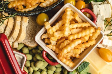 Fırında patates cipsi tabakta patates kızartması ve çeşitli yemek hazırlama aperatifleri.