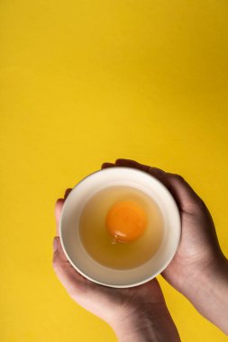 Üst manzara taze organik yumurtalar ellerinde sarıdan yukarıda tutuyorlar.