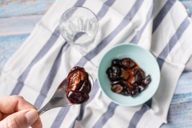 Kolay pişirilen kuru erik meyveleri masada bir kasede pişiyordu.