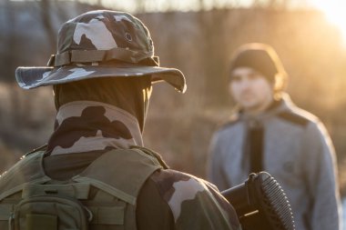 Sınırda devriye gezerken ya da görevdeyken, güneşli bir gecede bir göçmene, teröriste ya da suçluya karşı duran kimliği belirsiz silahlı bir askerin geçmişe bakışı