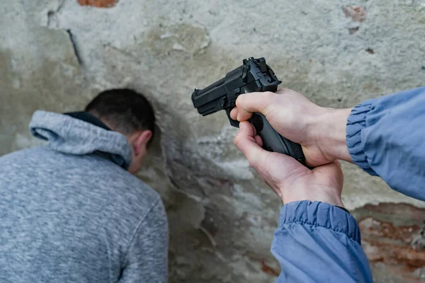 Primo Piano Portata Mano Ignoto Terrorista Assassino Con Una Pistola — Foto Stock