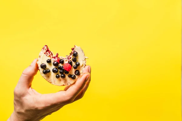 Hand Holding Knapperig Gepofte Rijstkoek Met Vers Fruit Bosbessen Frambozen — Stockfoto