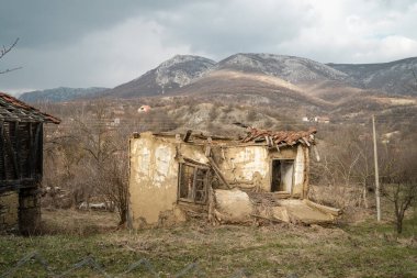 Yıkılmış ev, köydeki geleneksel Sırp evini harap etti. Yıkıldı ve hiç insan kalmadı. Kırsal kesimde nüfus azalması kavramı.