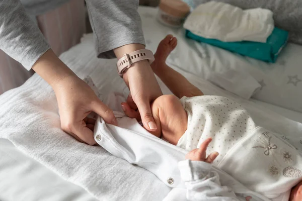 Close Portata Mano Donna Sconosciuta Che Tiene Gamba Del Suo — Foto Stock