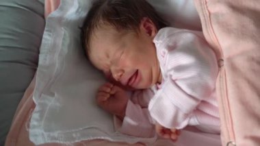 Bir hafta sonra yeni doğmuş bir bebeğin uykuya dalması, küçük bir kızın uyuması ya da yeni bir hayat için yatakta yatarak uyanması ve büyümesi.