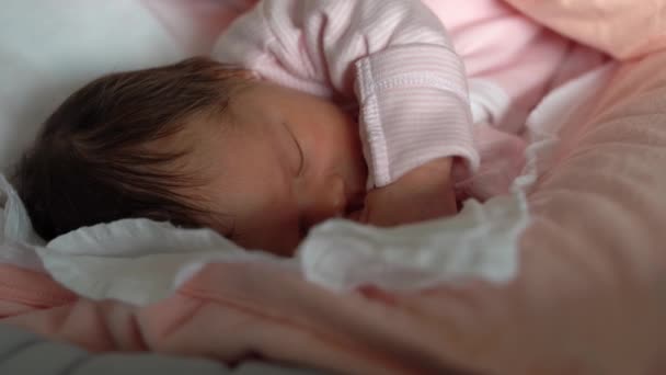 1週間に閉じます1新生児が眠っている幼児の女の子が寝ているか 家の新しい生活でベッドに横たわっている間に目を覚ますとコンセプトを成長させます — ストック動画