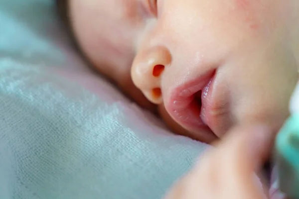 新生児の顔の詳細を閉じる口と鼻に焦点を当てる — ストック写真