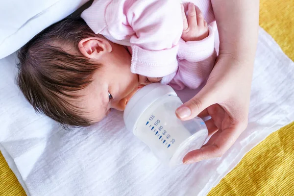 Крупним Планом Кавказькому Немовляті Два Тижні Руках Матері Яка Пляшки — стокове фото