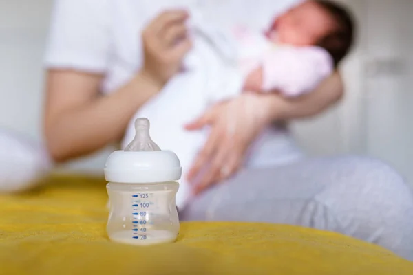哺乳瓶送りの概念赤ちゃんのための人工式食品牛乳コピースペース — ストック写真