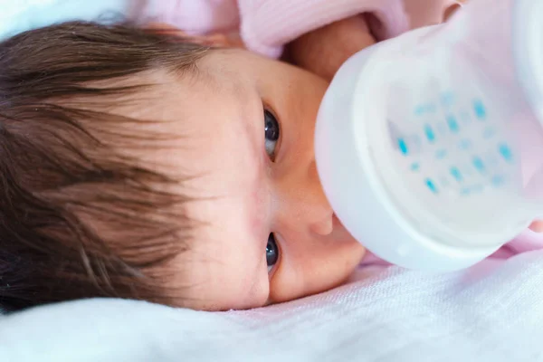 Bambino Una Settimana Sdraiato Mentre Bottiglia Alimenta Latte Artificiale Vicino — Foto Stock