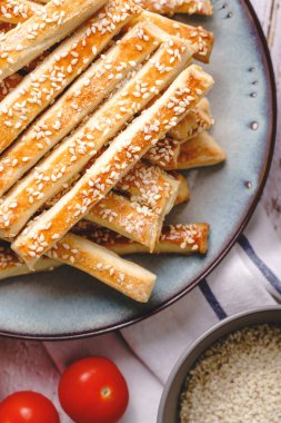 Tuzlu susamlı ekmek geleneksel ev yapımı atıştırmalıkları masaya yapıştırır - üst görünüm sağlıklı vegan ya da vejetaryen gıda kavramını fotokopi alanı ile kapatın