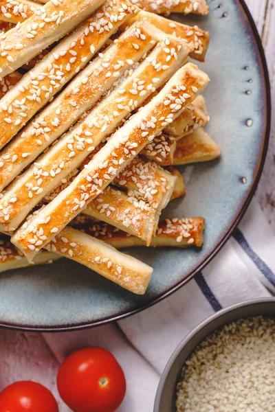 Tuzlu susamlı ekmek geleneksel ev yapımı atıştırmalıkları masaya yapıştırır - üst görünüm sağlıklı vegan ya da vejetaryen gıda kavramını fotokopi alanı ile kapatın
