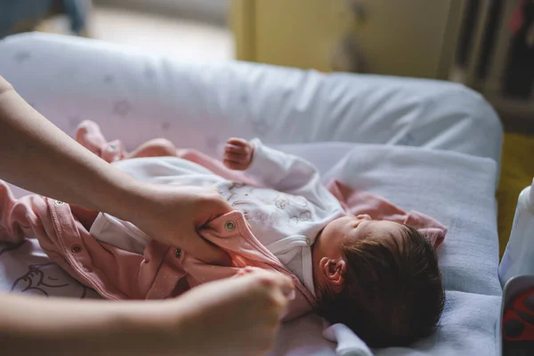 Mujer Desconocida Madre Cuidando Bebé Niña Vistiéndose Recién Nacido Bebé — Foto de Stock