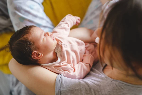 Unknown Caucasian Woman Holding Her Newborn Baby Two Weeks Old — Stock Photo, Image