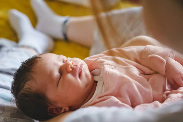 Mujer Caucásica Desconocida Sosteniendo Bebé Recién Nacido Dos Semanas Casa — Foto de Stock