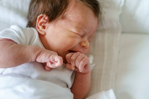 Primer Plano Cabeza Bebé Caucásico Semanas Edad Con Reacción Dolorosa —  Fotos de Stock